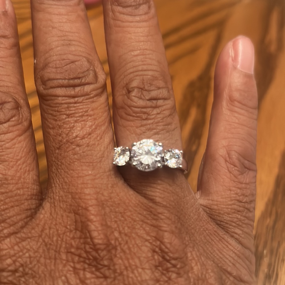 NWOT NO BRAND 3 CENTER STONE FAUX DIAMOND SIZE 7 SILVERTONE ENGAGEMENT RING.